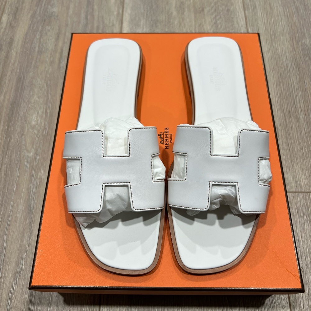 Hermes Oran Sandals in Blanc. EU 39.